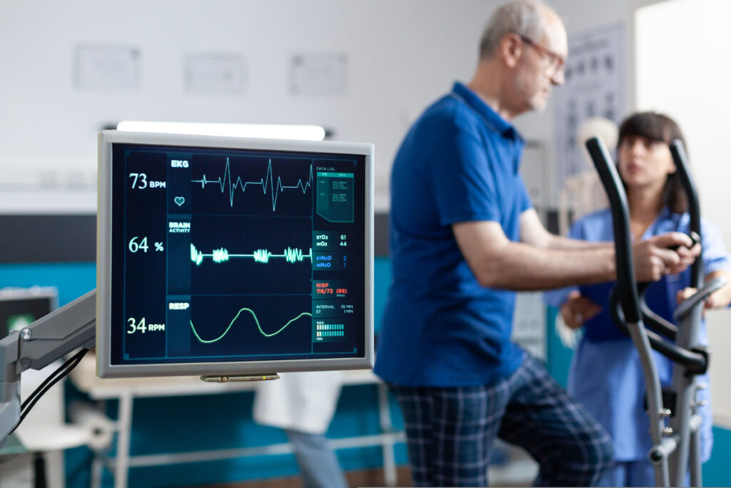 Gros plan sur un moniteur qui mesure la fréquence cardiaque d'un patient en train de réaliser un test d'effort physique. 