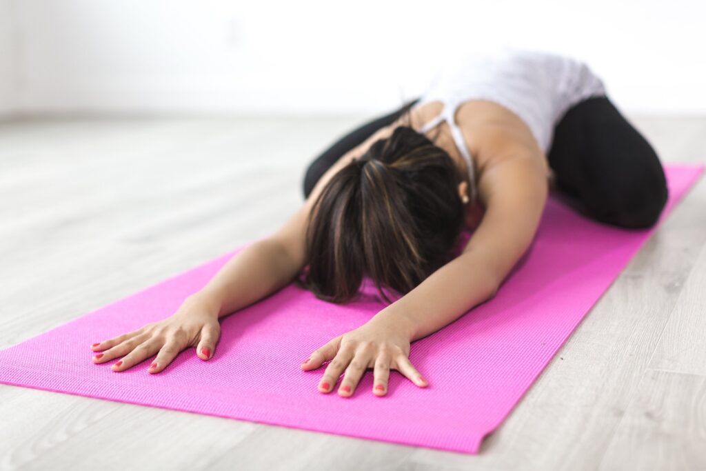 kiné et yoga pendant une séance de kinésithérapie 