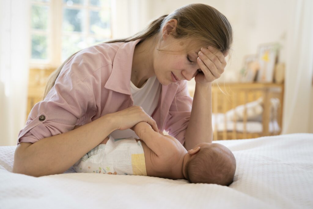 maman inquiète avec son bébé ayant un torticolis congénital