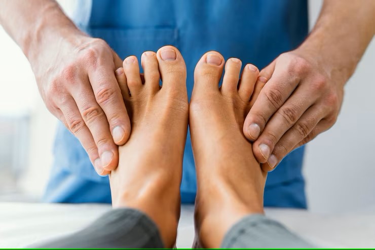 Ostéopathe effectuant un contôle de la maladie de Charcot Marie Tooth sur les pied d'une patiente
