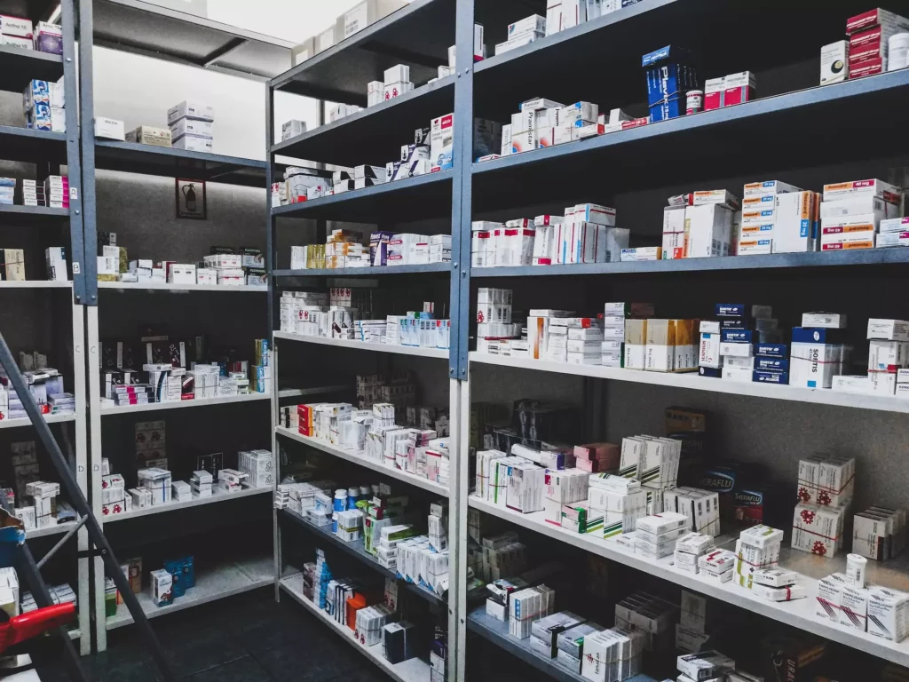 médicaments dans une pharmacie d'officine